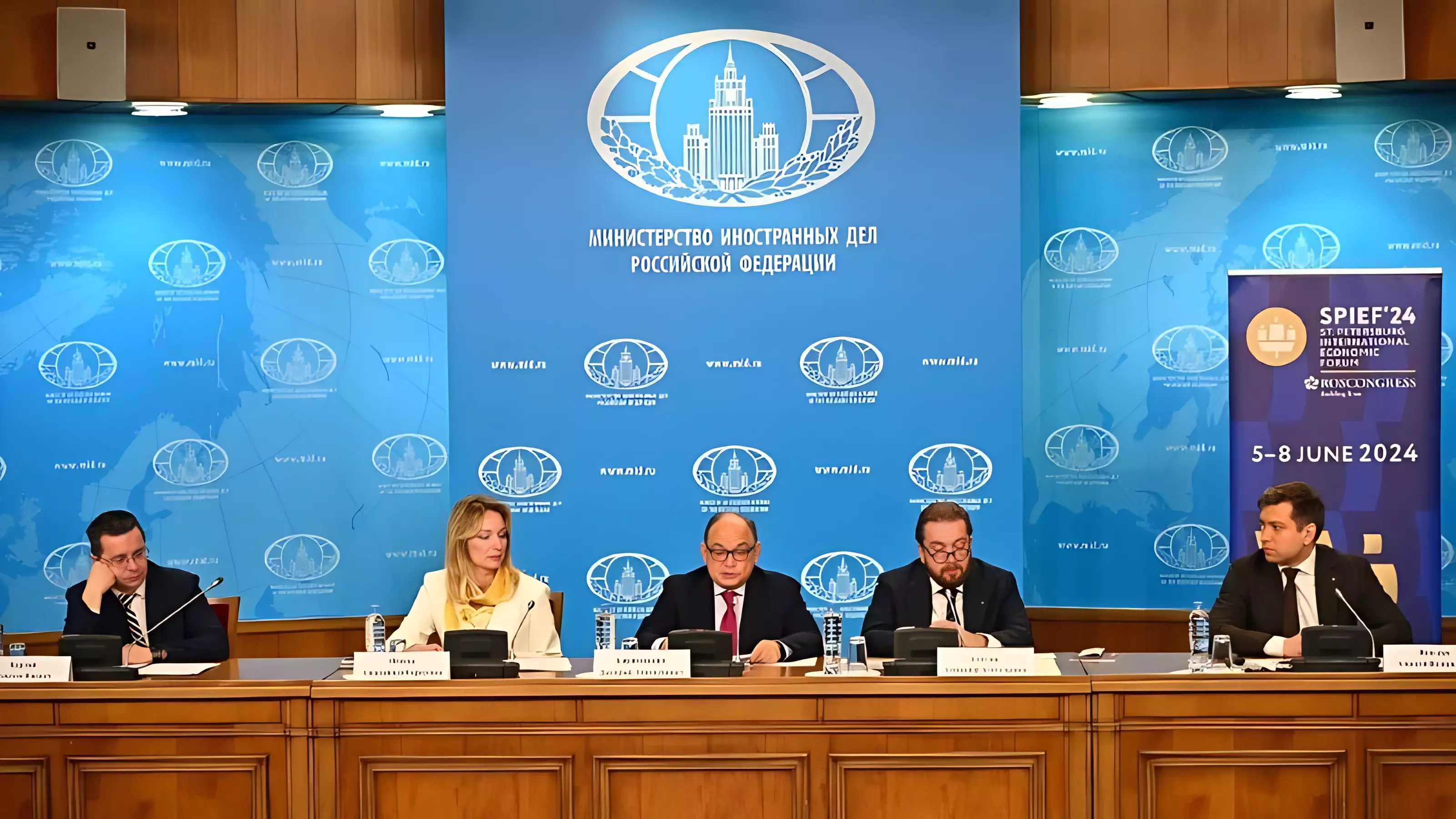 В МИД РФ организовали презентацию ПМЭФ-2024 для послов иностранных государств