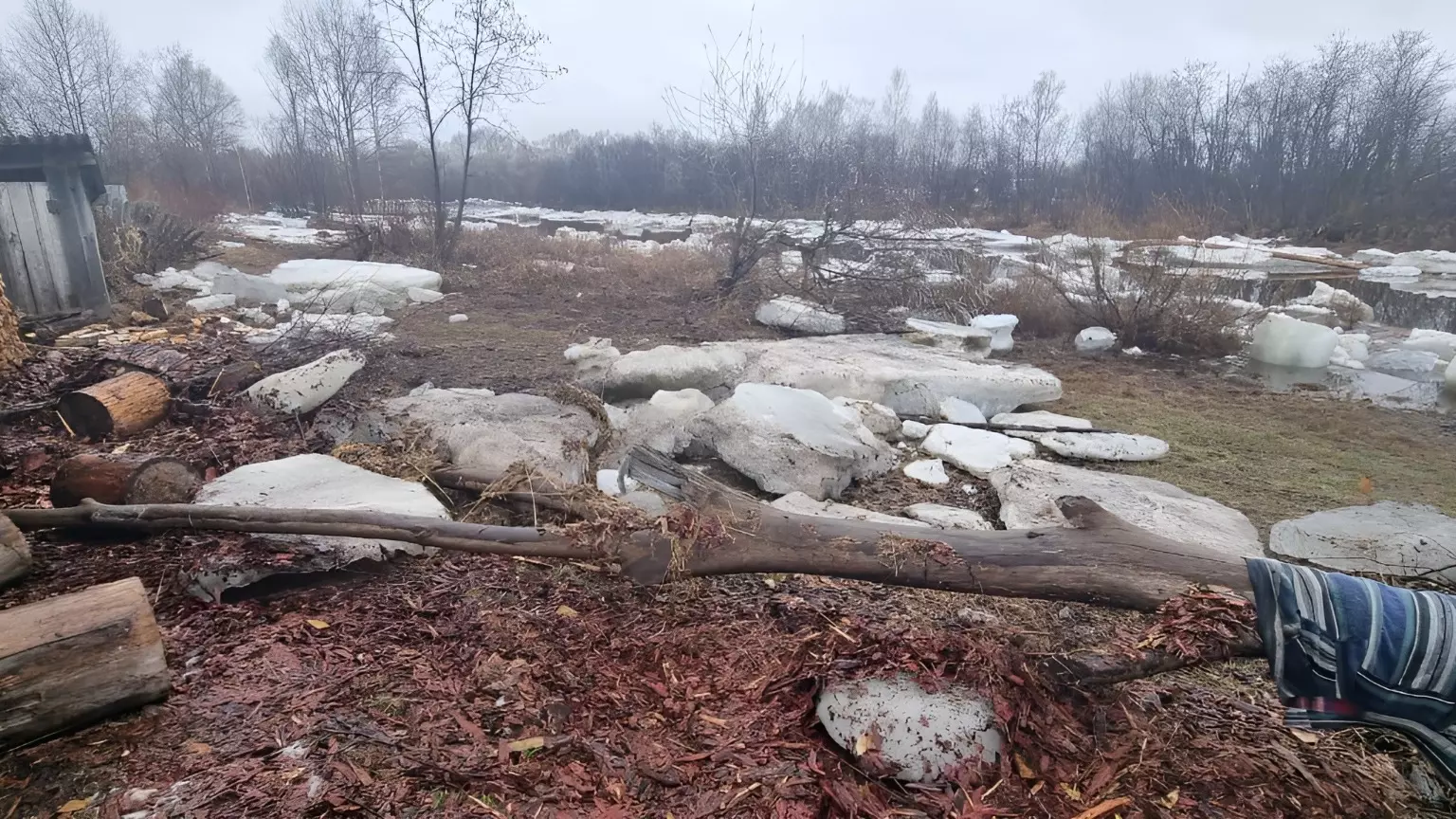 Последствия ледохода на реке Сутырь