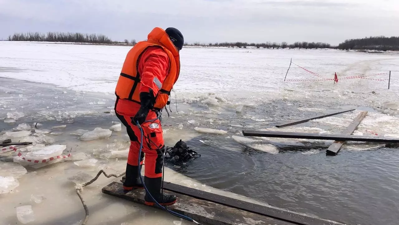 Спасатели ищут погибшего и автомобиль подо льдом в Хабаровском крае
