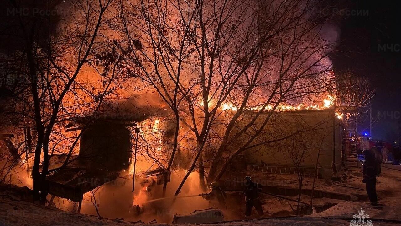 Пожарные расчеты ликвидировали пожар в частном доме в Хабаровске