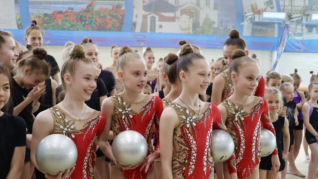 Сергей Кравчук проверил, как занимаются юные гимнастки Хабаровска