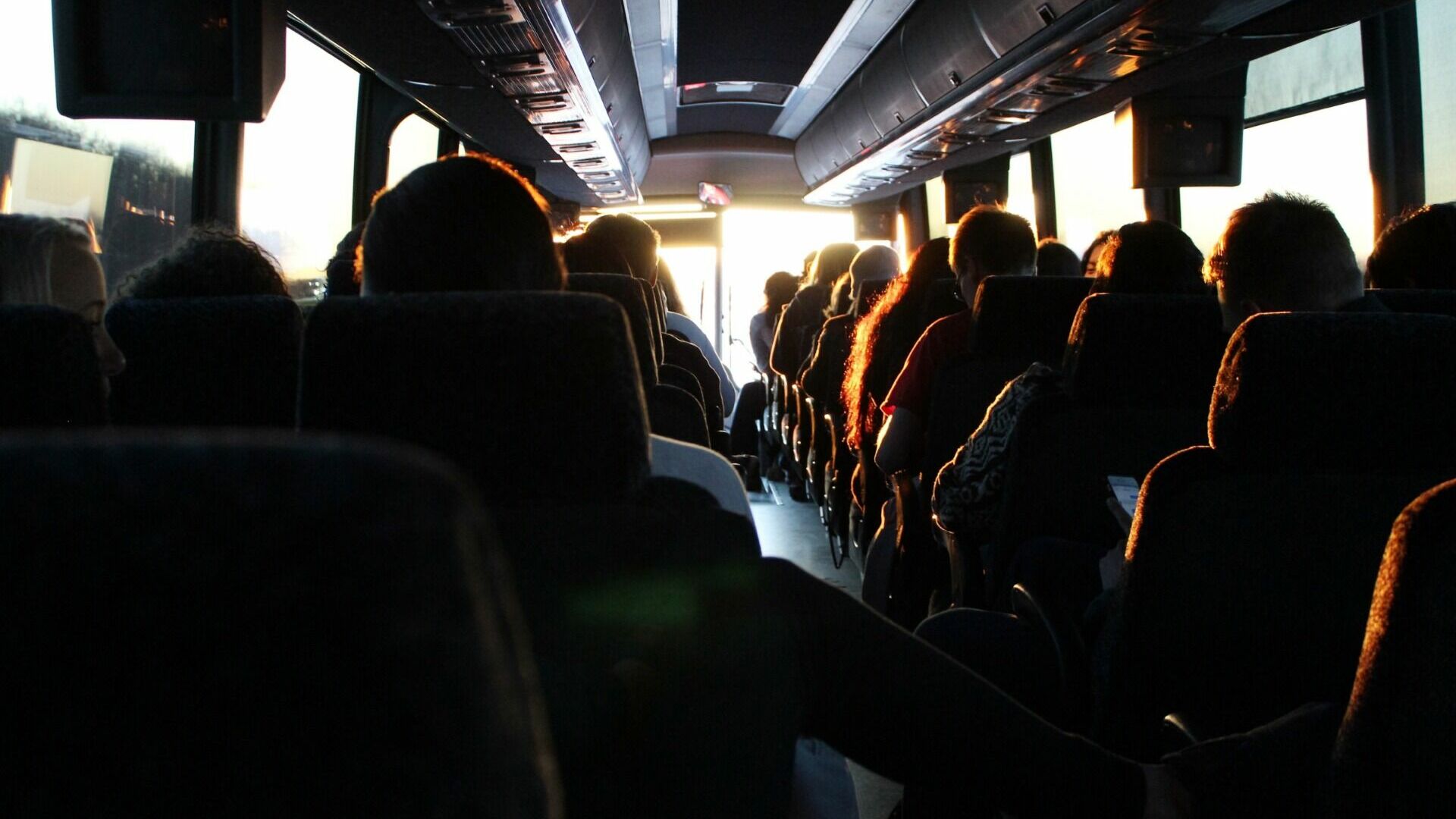 Водителю автобуса грозит наказание за вождение транспорта без рук