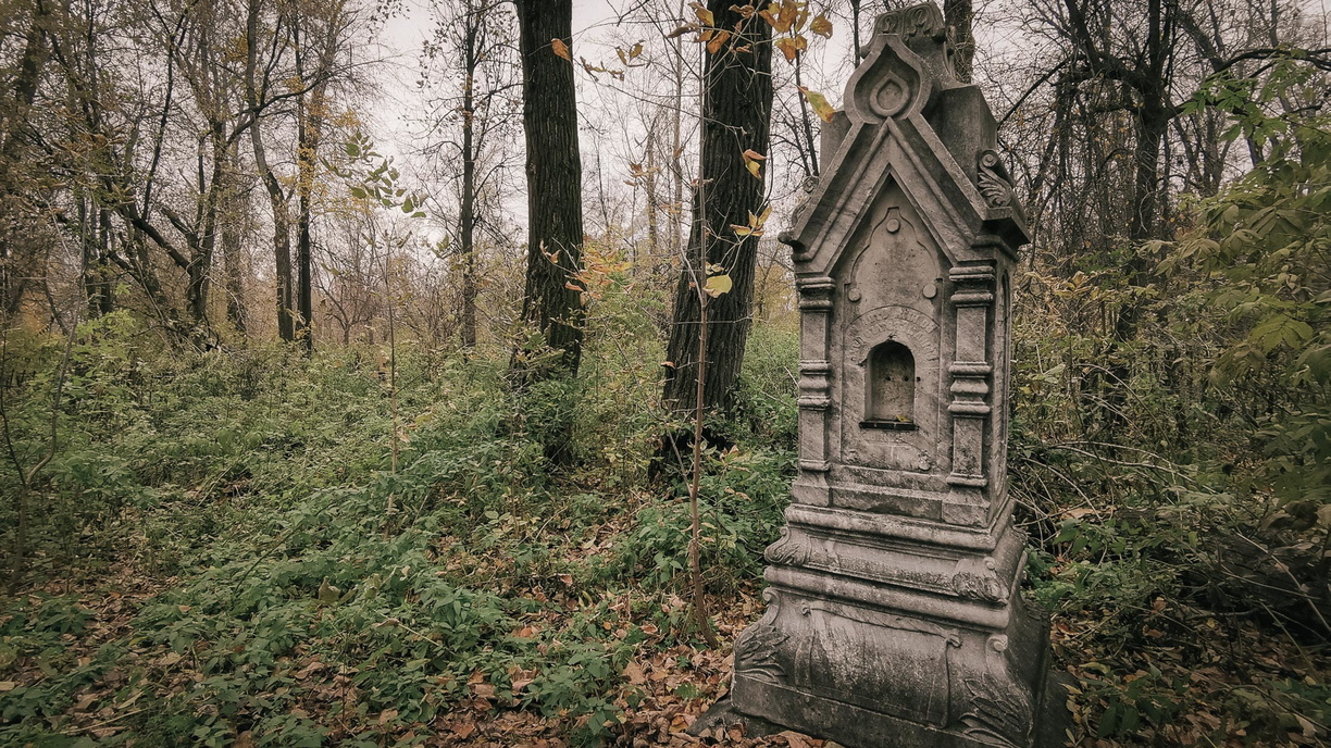 Вандалы разгромили центральное кладбище в Хабаровске