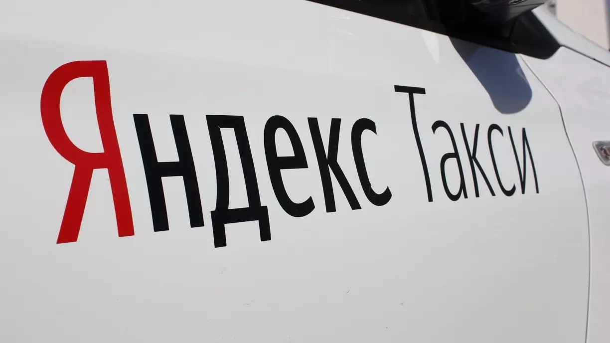 Пожилую женщину-инвалида зверски выкинула женщина-таксист в Хабаровске