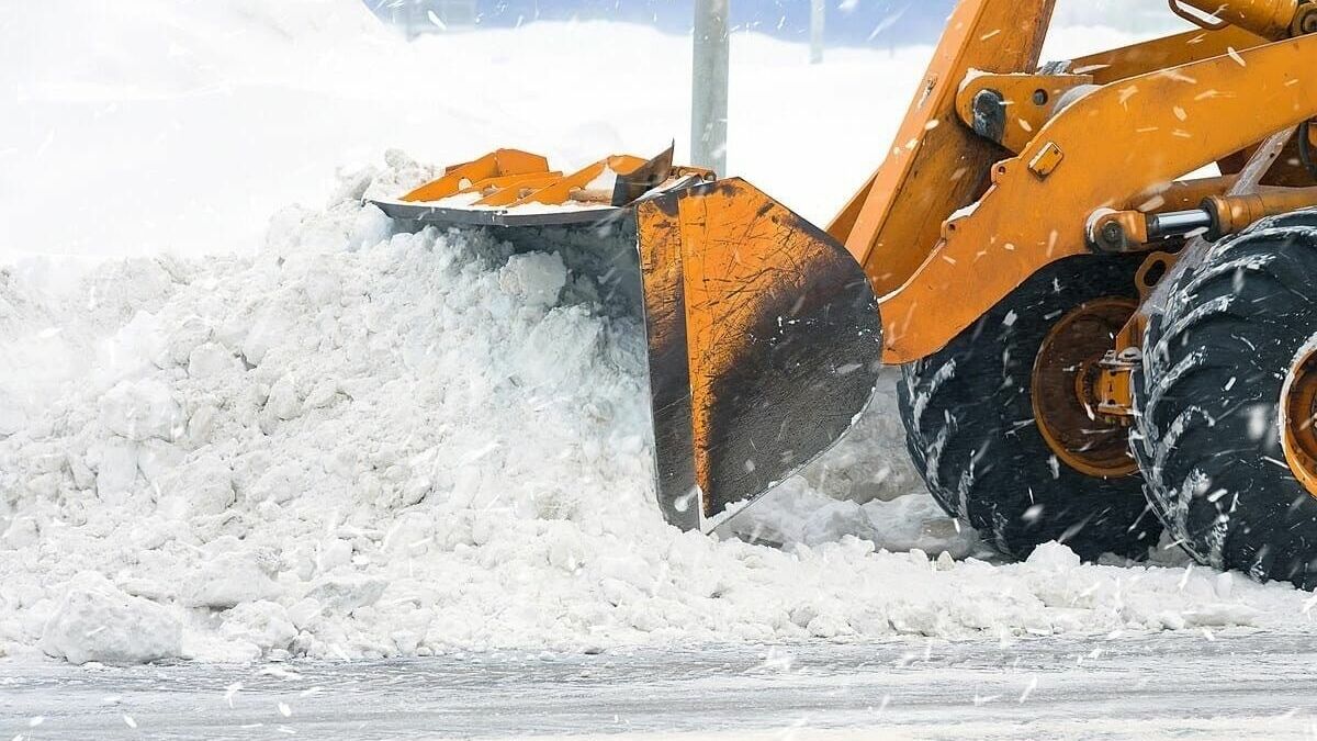 В Хабаровске продолжаются работы по ликвидации последствий снегопада и метели