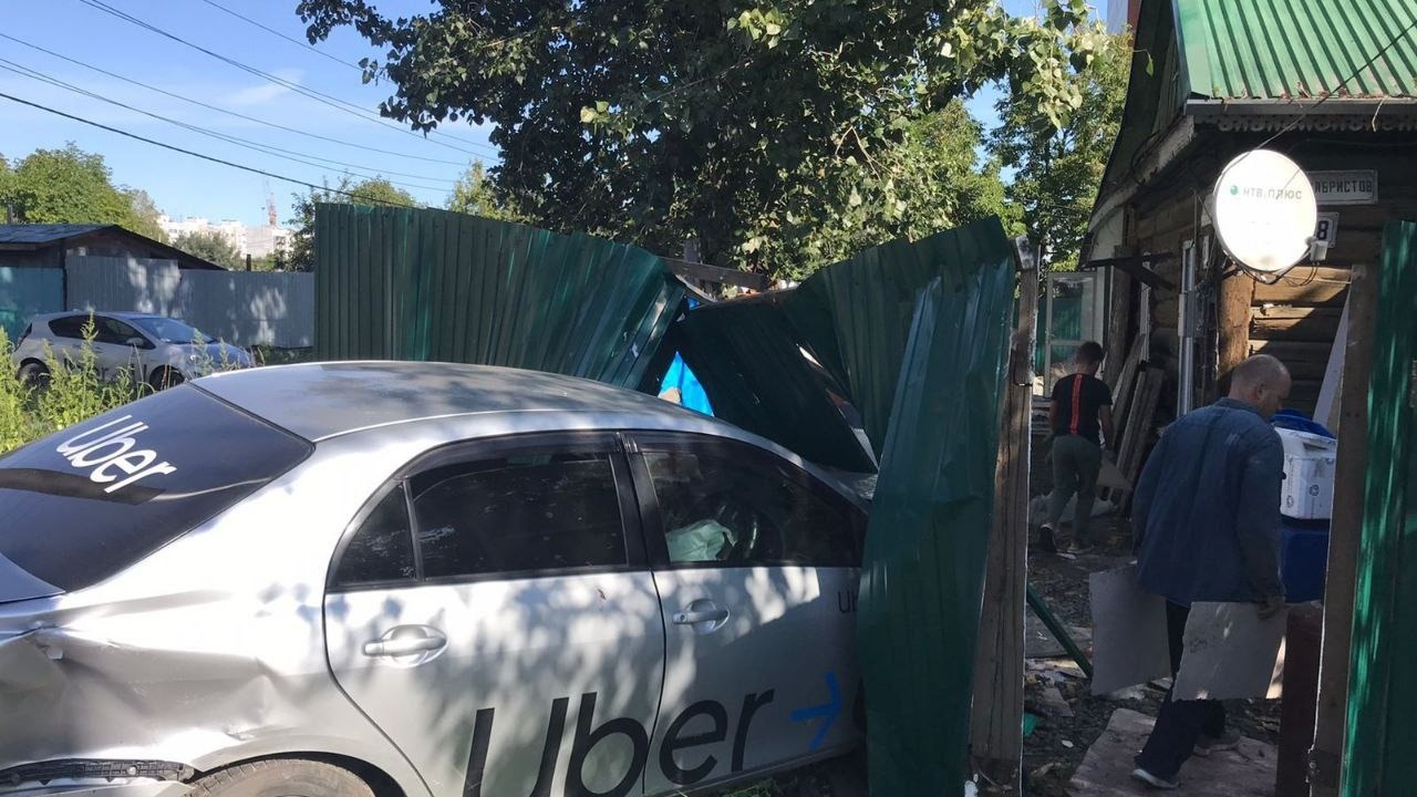 Машина-такси снесла забор частного дома в Хабаровске