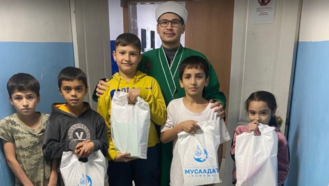 Мусульмане Хабаровска подарили школьникам учебные принадлежности