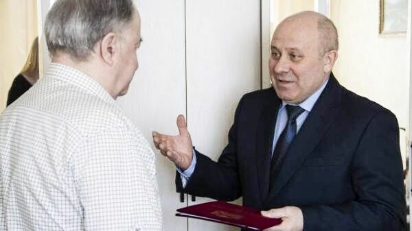 Мэр Хабаровска поздравил почетного гражданина краевого центра с юбилеем