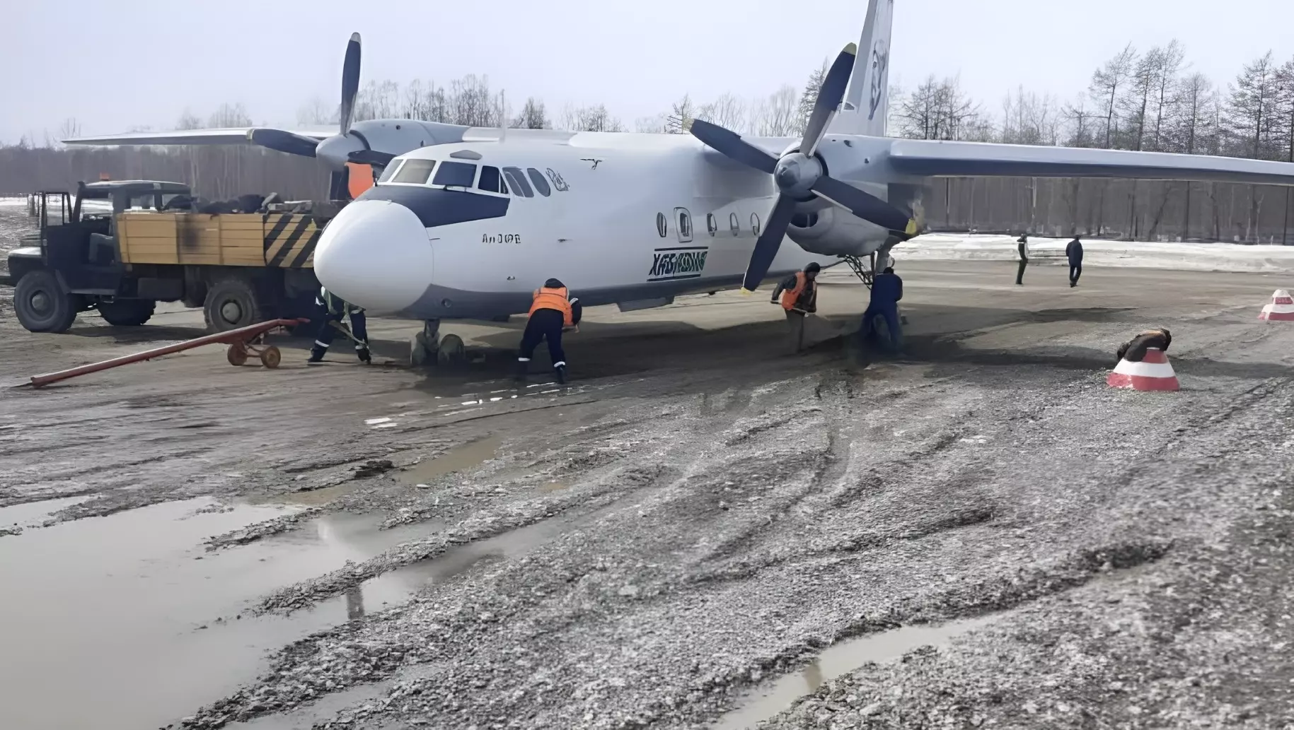 Самолёт в аэропорту Охотска