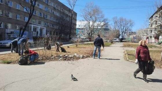Санитарную уборку провели сотрудники мэрии Хабаровска