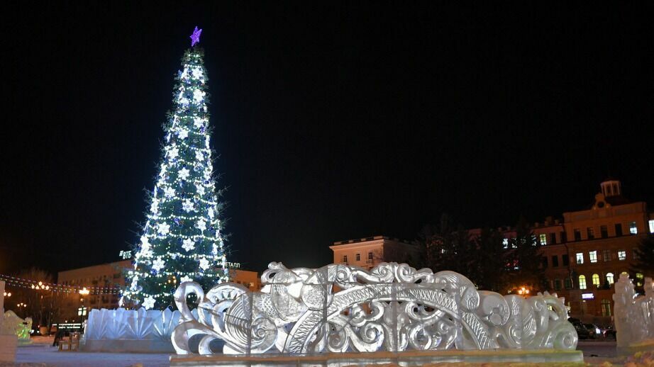 Центральную площадь Хабаровска начали украшать к Новому году