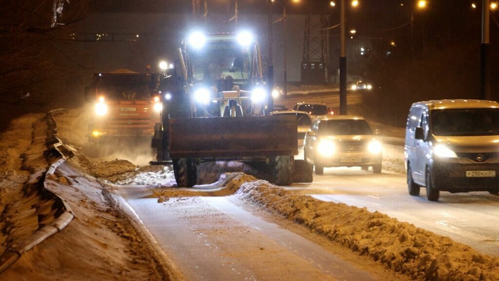 По поручению мэра Хабаровска уборка снега ведется в круглосуточном режиме