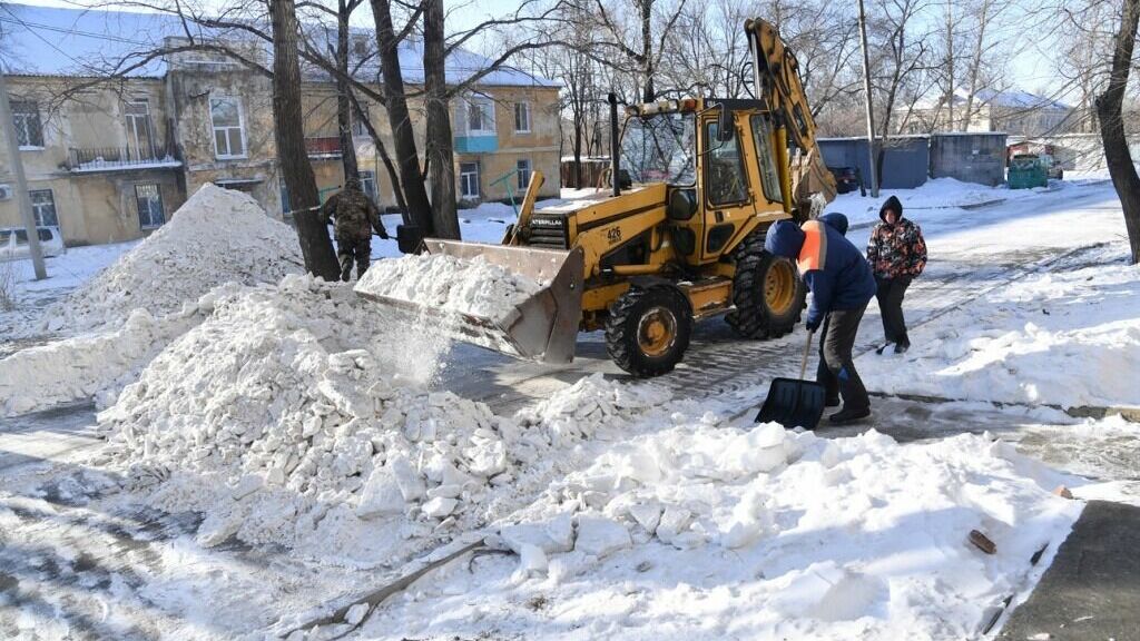 343 единицы спецтехники вышло на уборку снега в Хабаровске