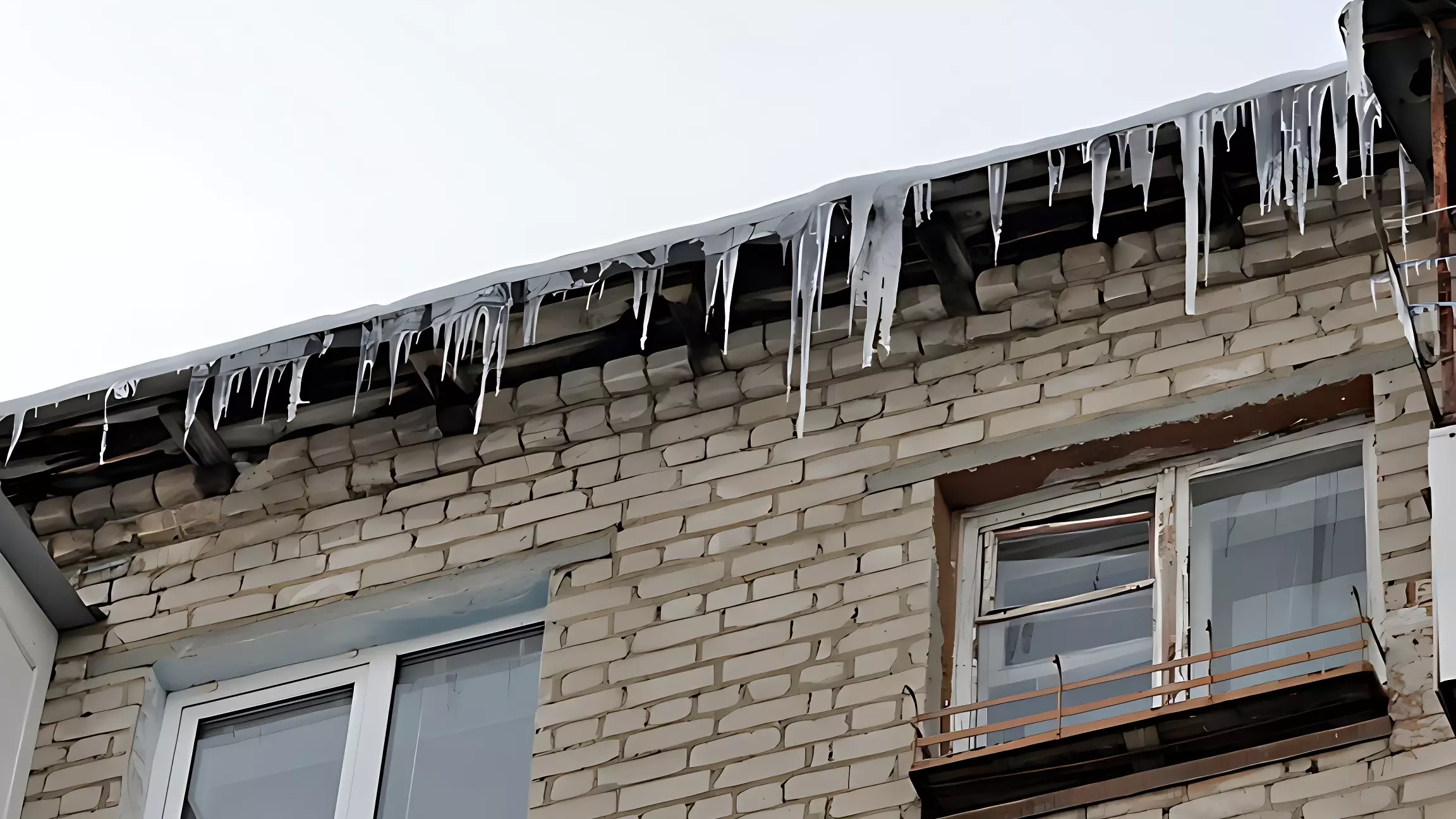 Лёд упавший с крыши травмировал жителя Комсомольска-на-Амуре