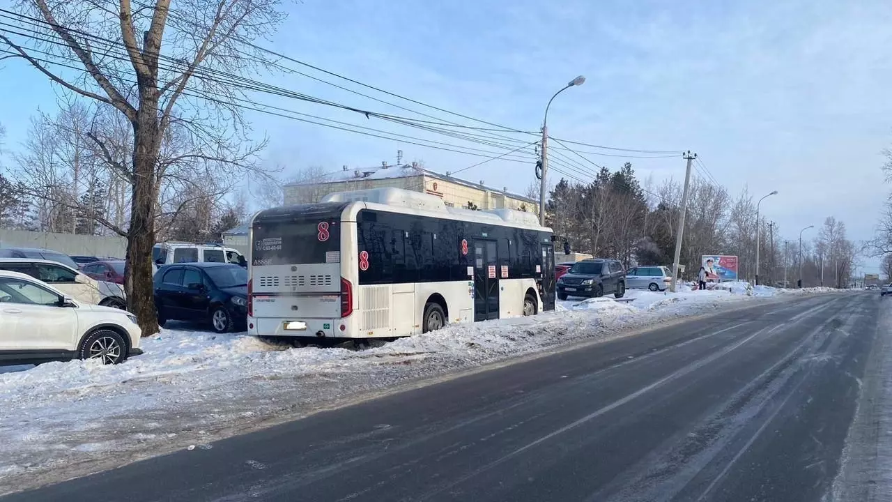 Автобус сбил три автомобиля в Хабаровске