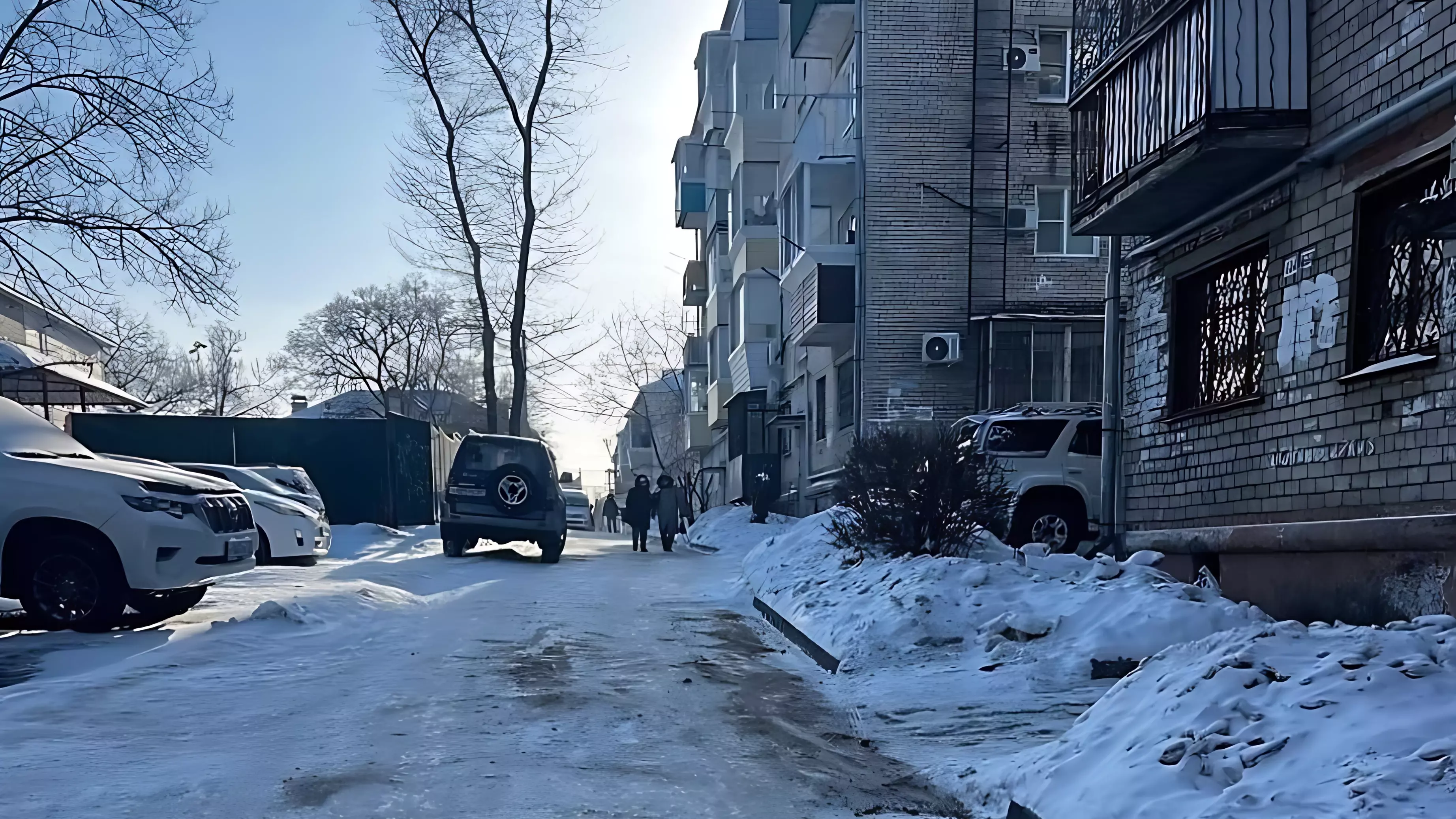 Уборку дворов от снега и льда проверили специалисты госжилнадзора в Хабаровске
