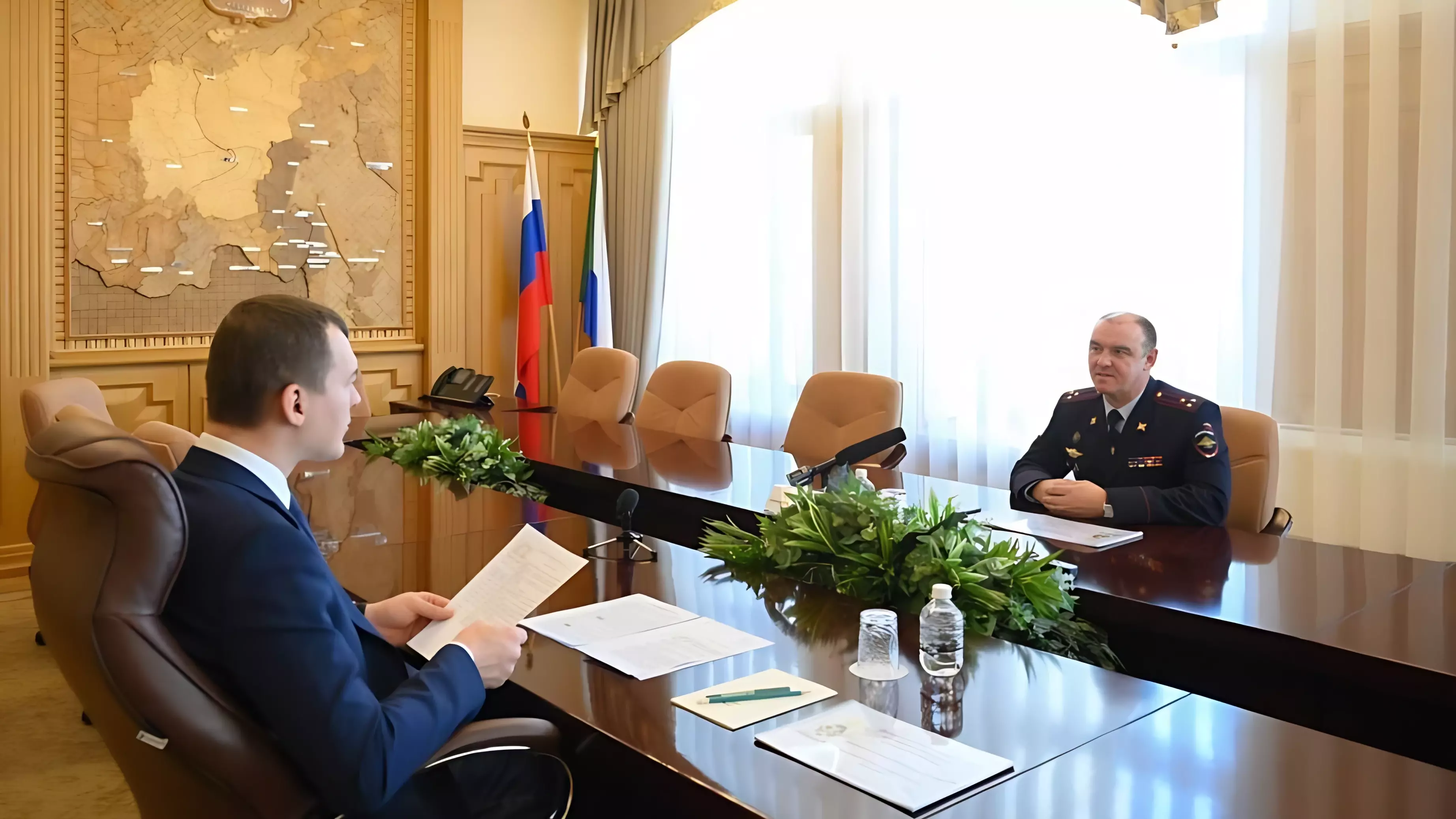 Губернатор Хабаровского края провел встречу с начальником ДВЮИ Александром Буховцом