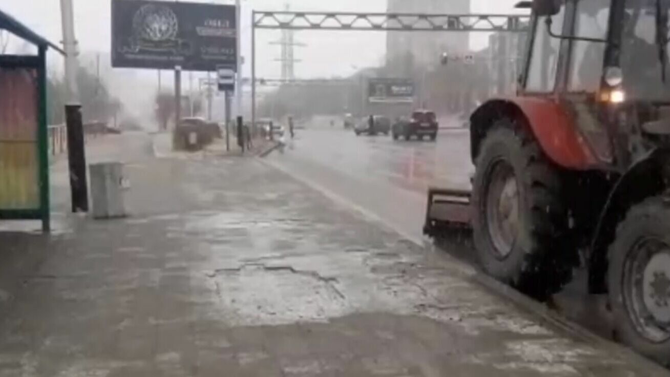 15 апреля хабаровск. Дорожные работы. Уборка снега. Сильный снегопад. Работник дорожной службы.