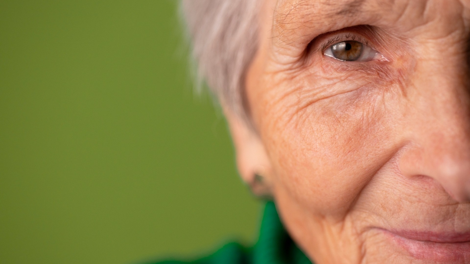 Мордочка сморщенная старушечья а глазки живые блестящие. Бабушка с морщинами. Пожилой крупно глаз. Морщины в 18. У пожилых людей появляются морщины.