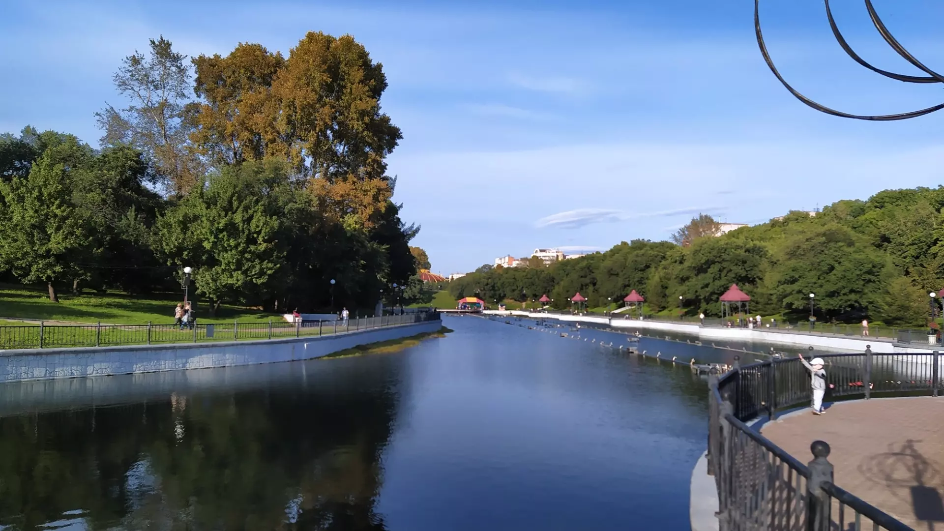Фонтаны на городских прудах готовят к летнему сезону в Хабаровске