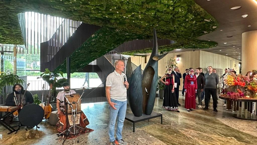 На курорте Сбера «Манжерок» заработала выставка российского скульптора Даши Намдакова