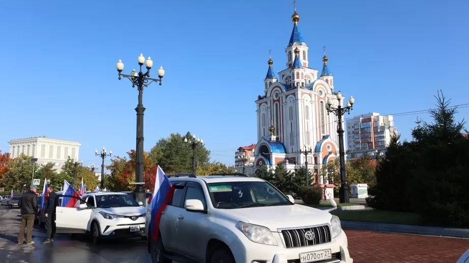 Жители Хабаровска провели автопробег в честь Владимира Путина