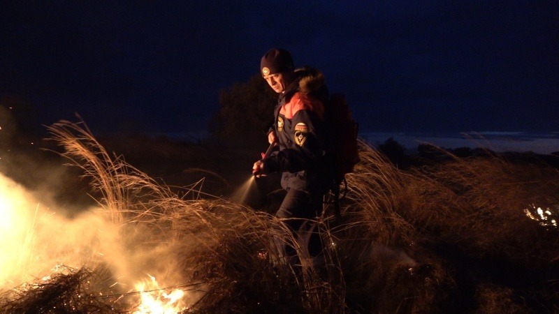 Пал травы ликвидировали пожарные на острове Большой Уссурийский в Хабаровском районе