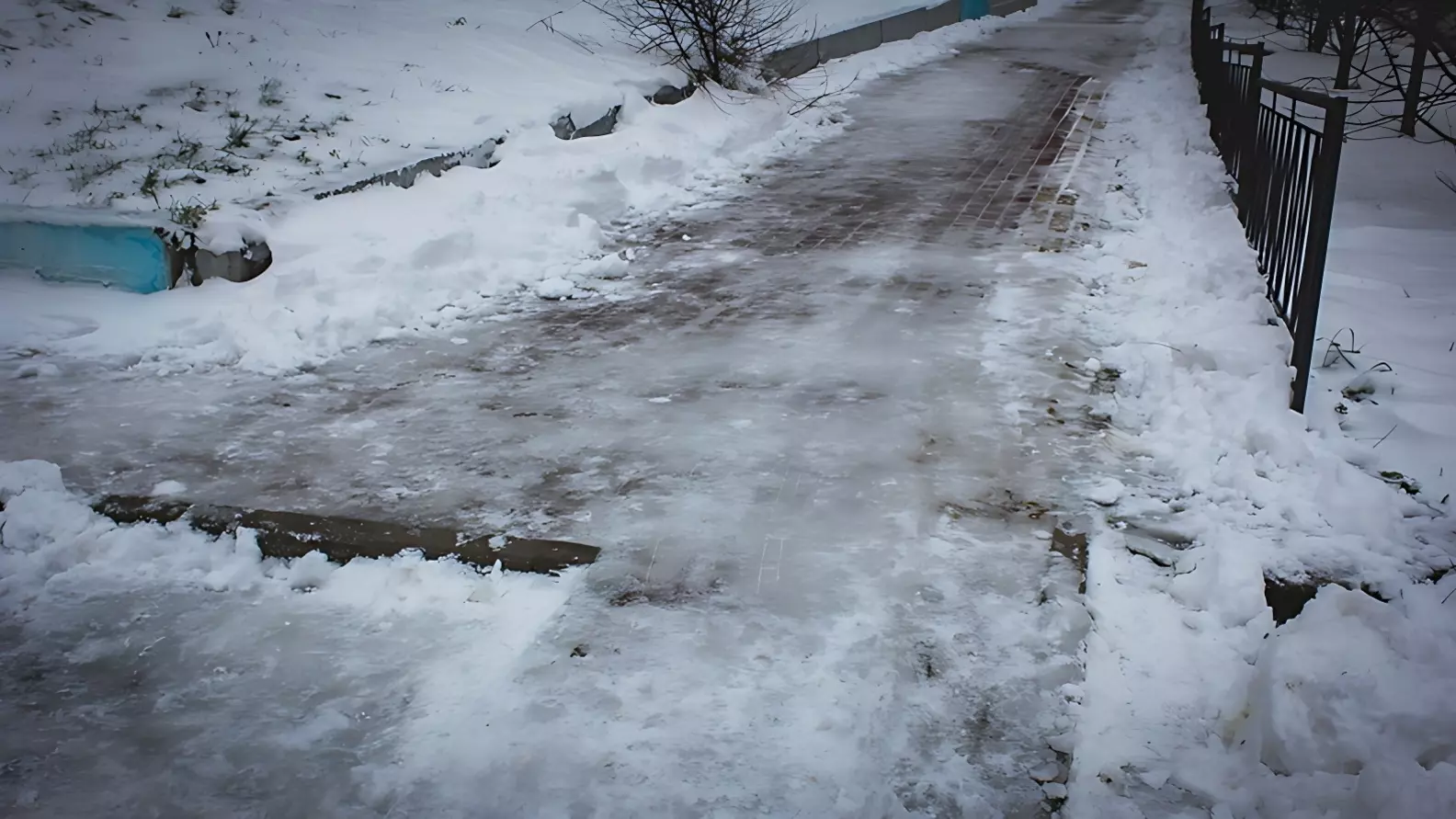 Скользкие тротуары увеличивают травматизм в Хабаровске