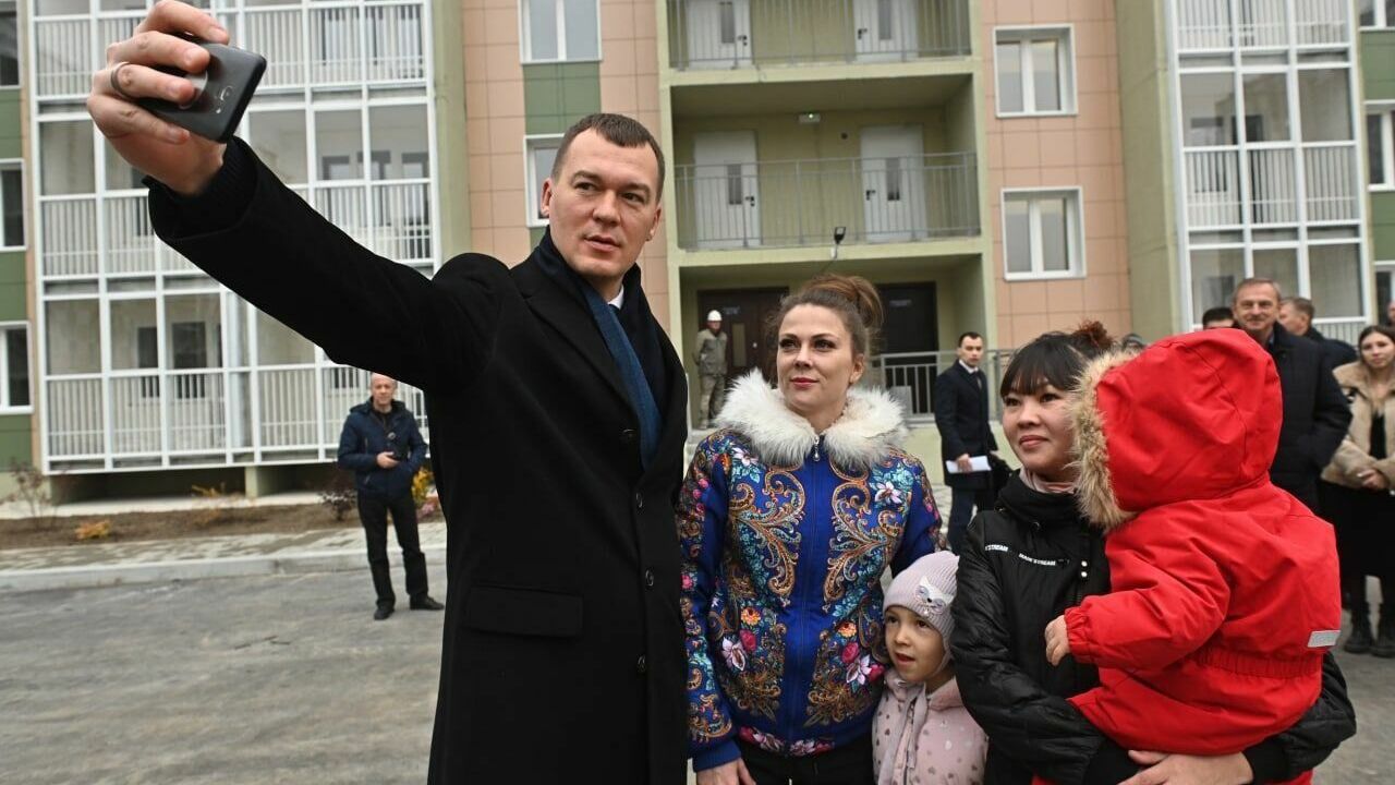 Губернатор Михаил Дегтярев поздравил мам Хабаровского края