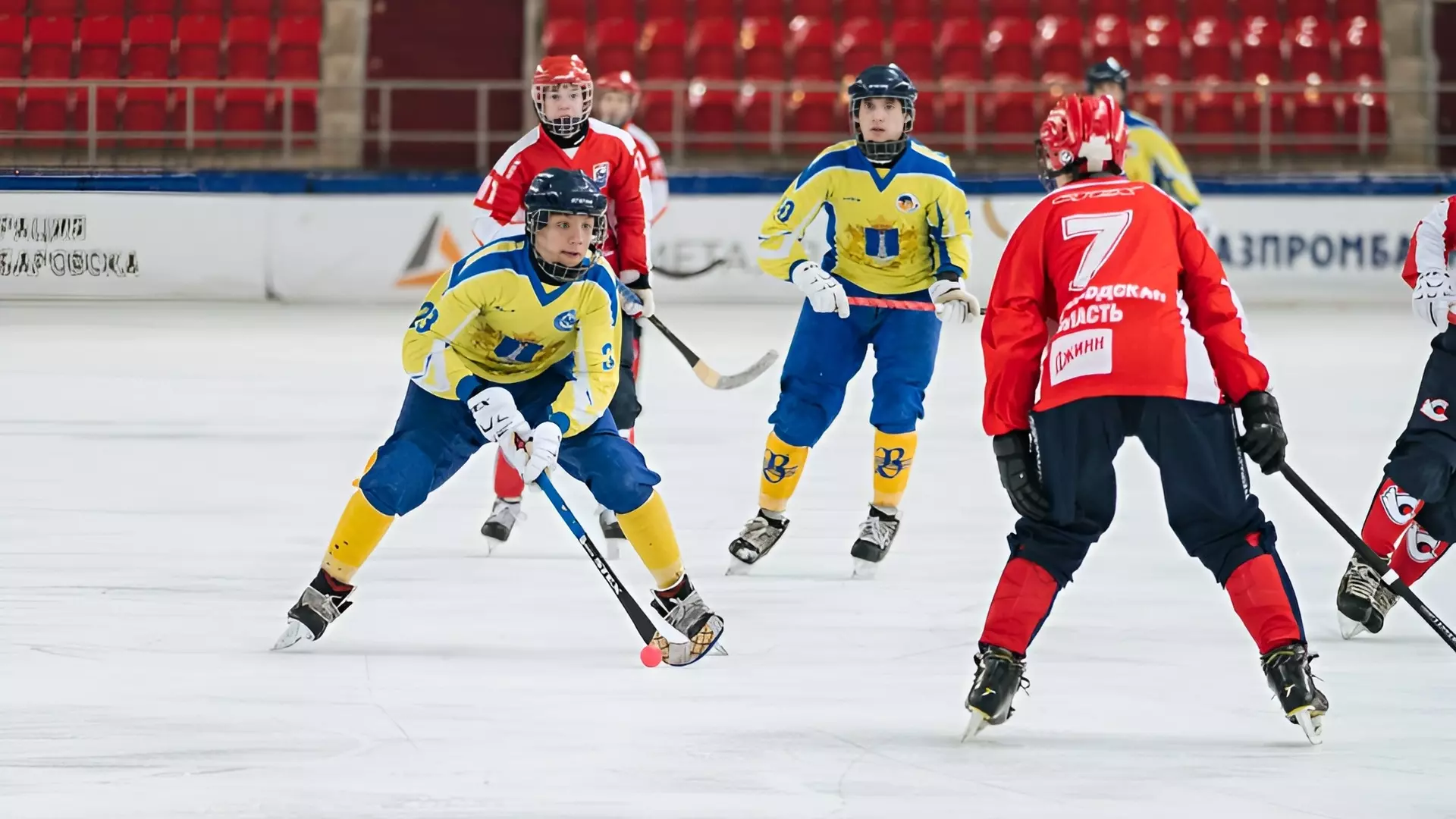 Восемь хоккейных команд борются за звание чемпиона в Хабаровске