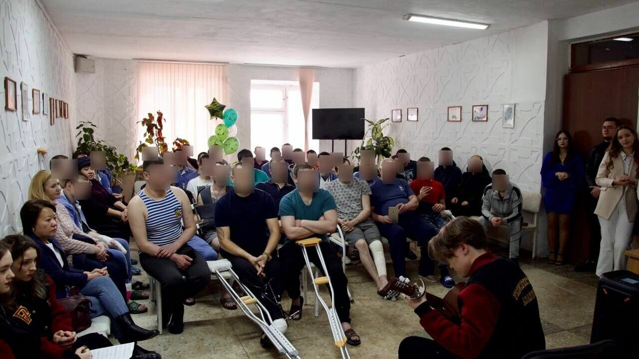 Концертом и пирогами поздравили защитников Отечества в военном госпитале в Хабаровске