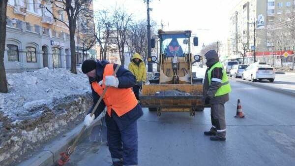 Прибордюрную зону по всей «красной линии» очищают в Хабаровске
