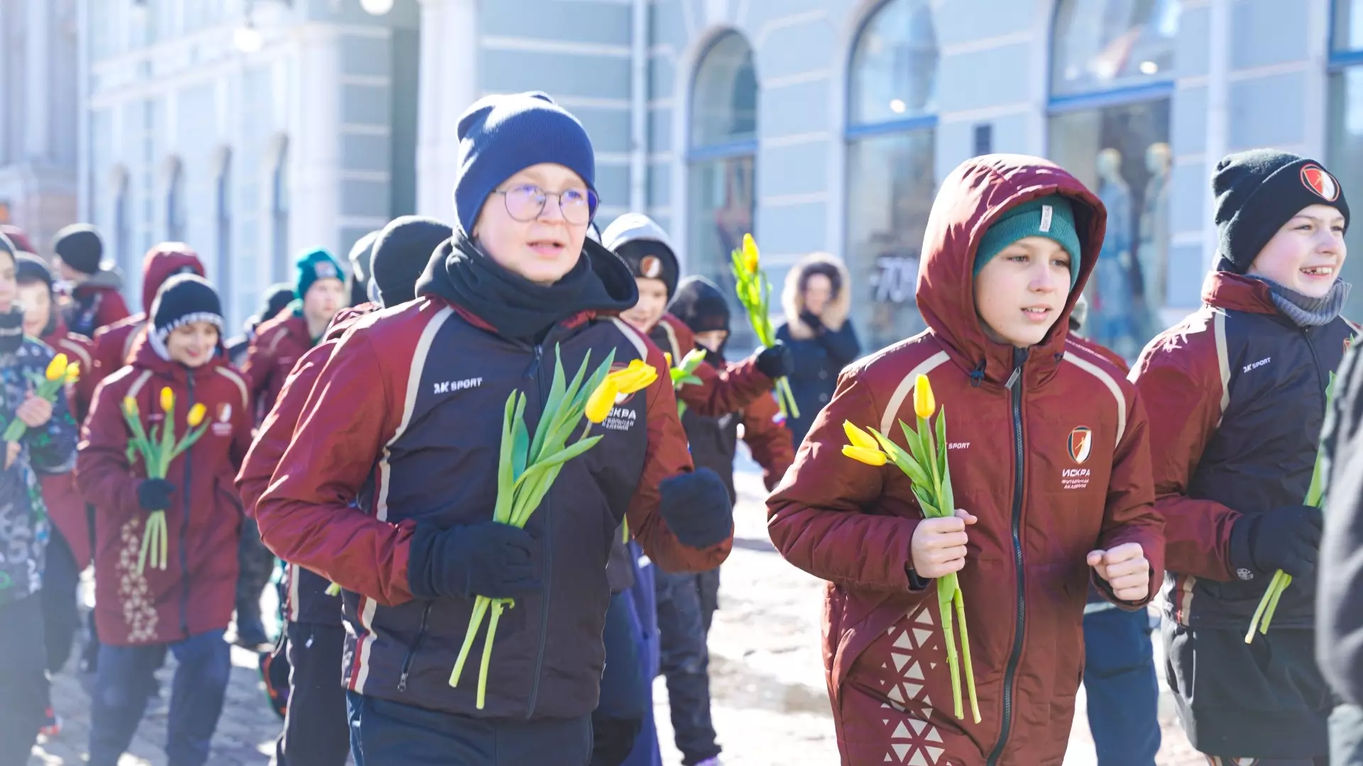 Хабаровчанок осыпали цветами футболисты Академии «Искра»