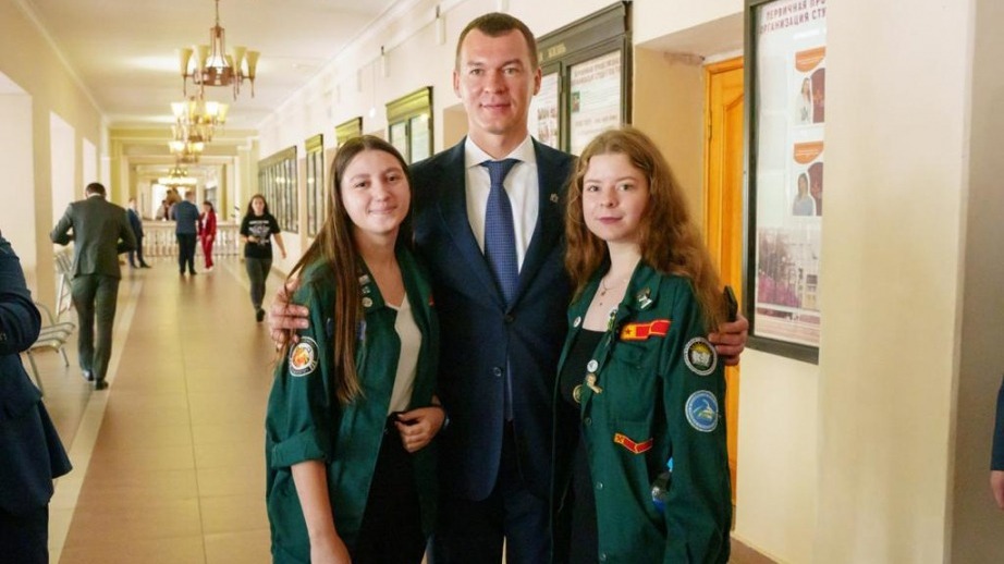 Михаил Дегтярев со студентками