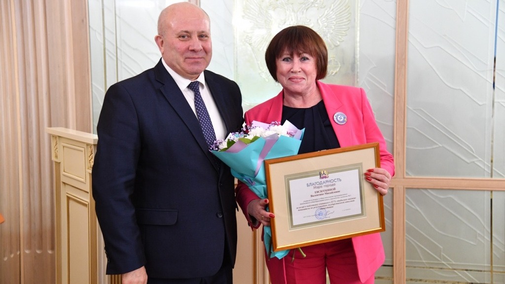 Лучших учителей по итогам ЕГЭ наградили в Хабаровске