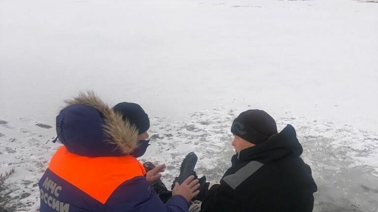 Спасатели сняли рыбака с льдины в Хабаровском крае