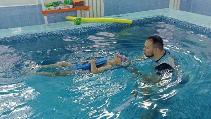 Тренеров по плаванию в Хабаровске обучили гидрореабилитации детей с ОВЗ