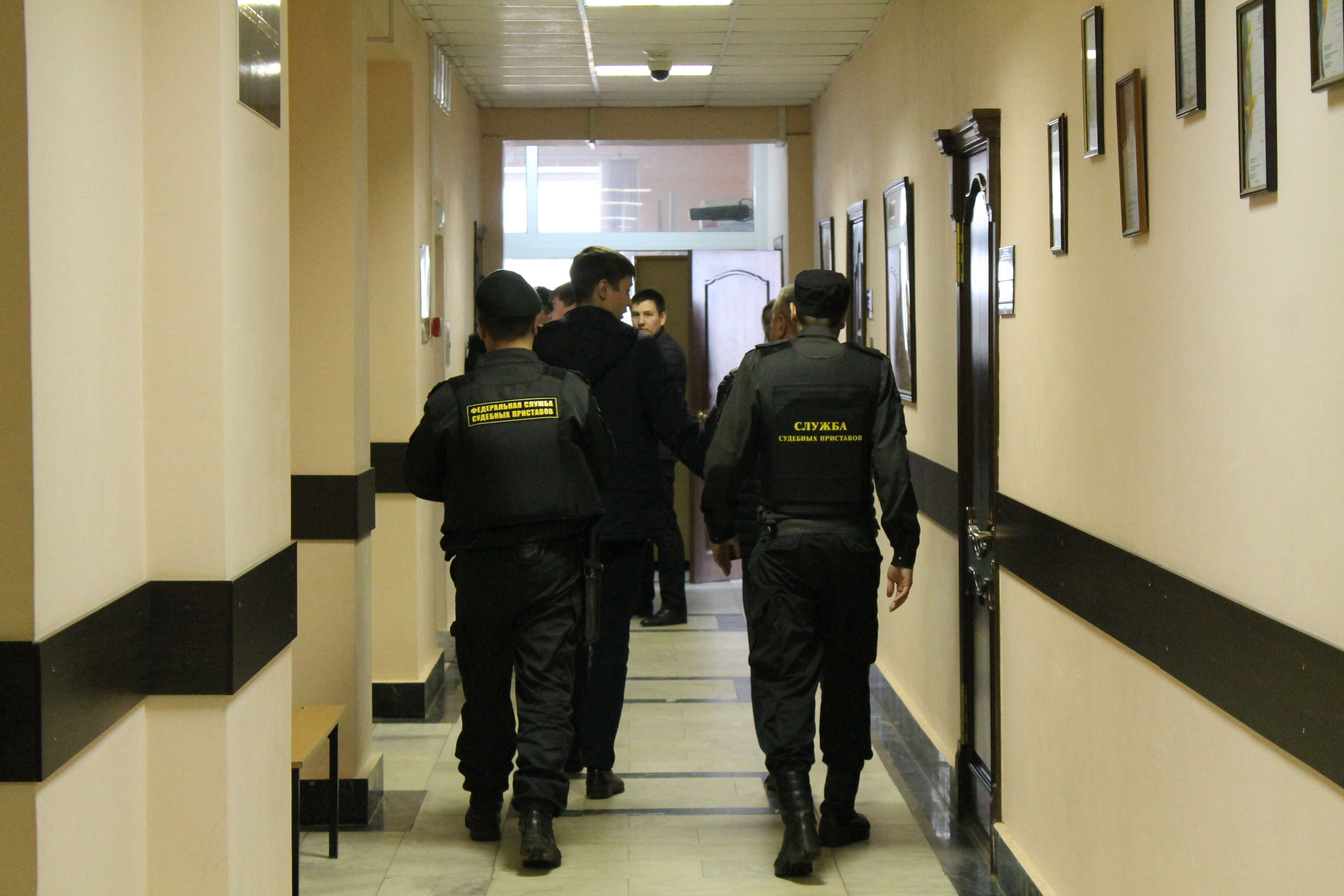 Судебные приставы Хабаровска отправили семерых гастарбайтеров обратно на родину