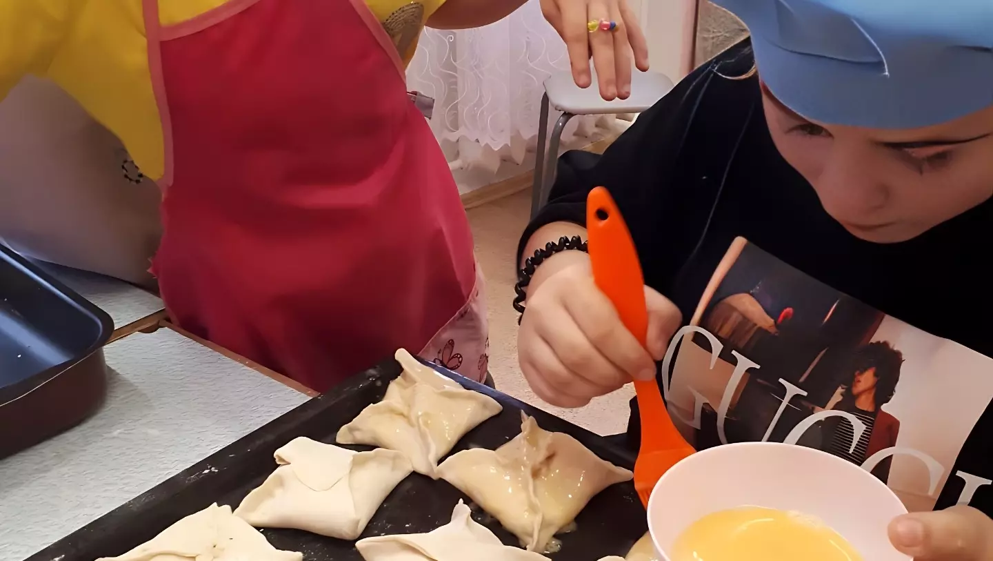 дети из интерната учатся готовить