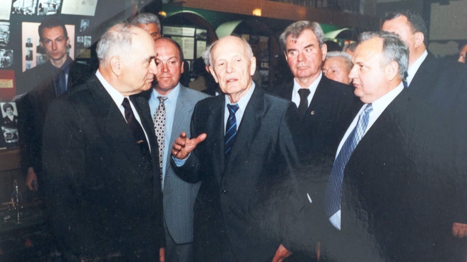 Сын Евгения Патона – Борис Патон (в центре) во время визита на ХТЗ в начале 2000-х годов