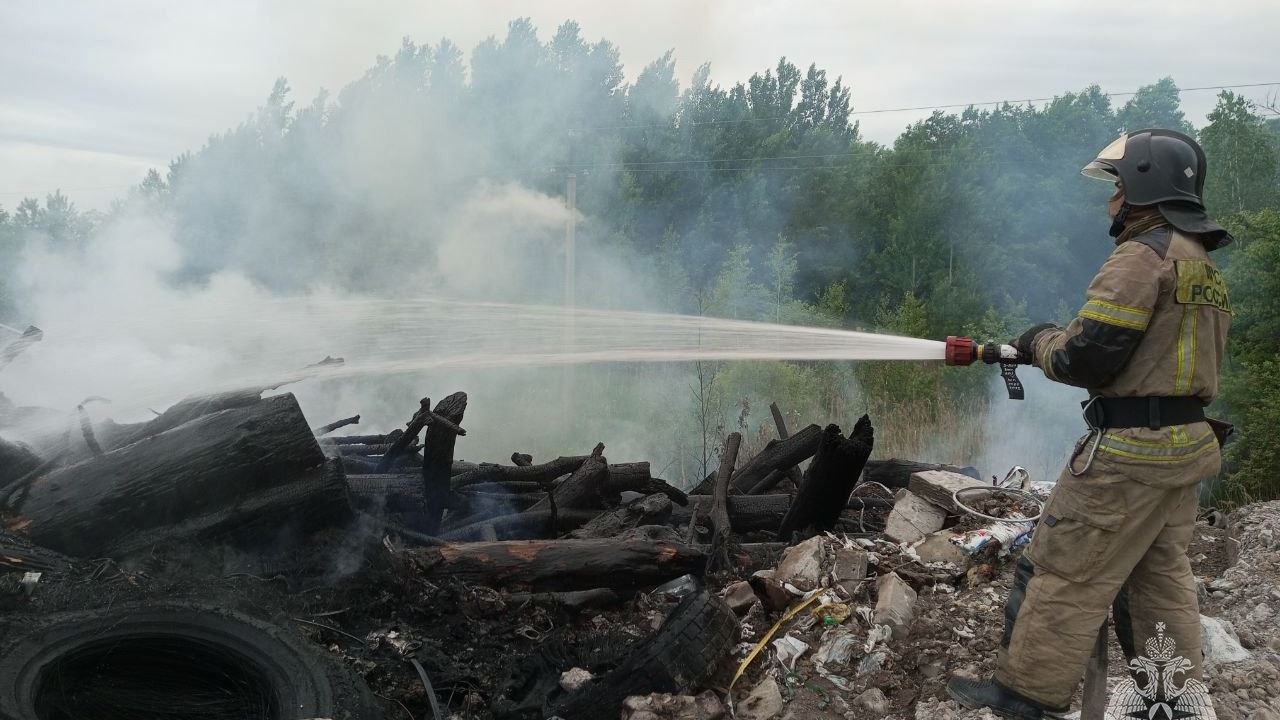 Мусор и покрышки тушили пожарные в Хабаровском районе