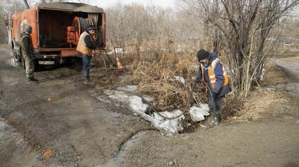 В Хабаровске ведётся работа по очистке ливневой канализации