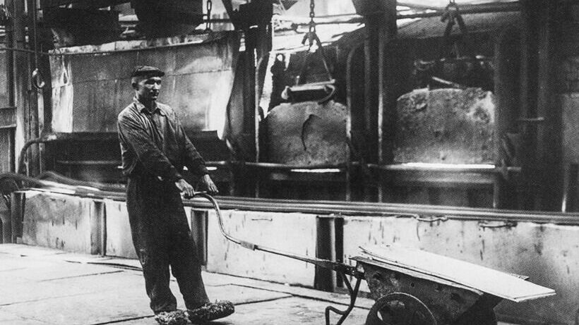 «Завод, разрушенный немцами, фактически восстанавливали вручную»