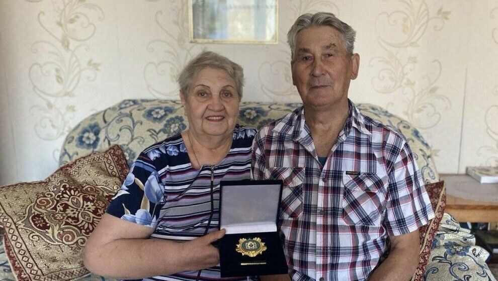 Знаки «За супружеское долголетие» продолжают получать семейные пары Хабаровска