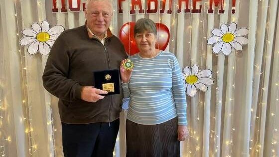 Семьи Хабаровска продолжают получать знаки «За супружеское долголетие»