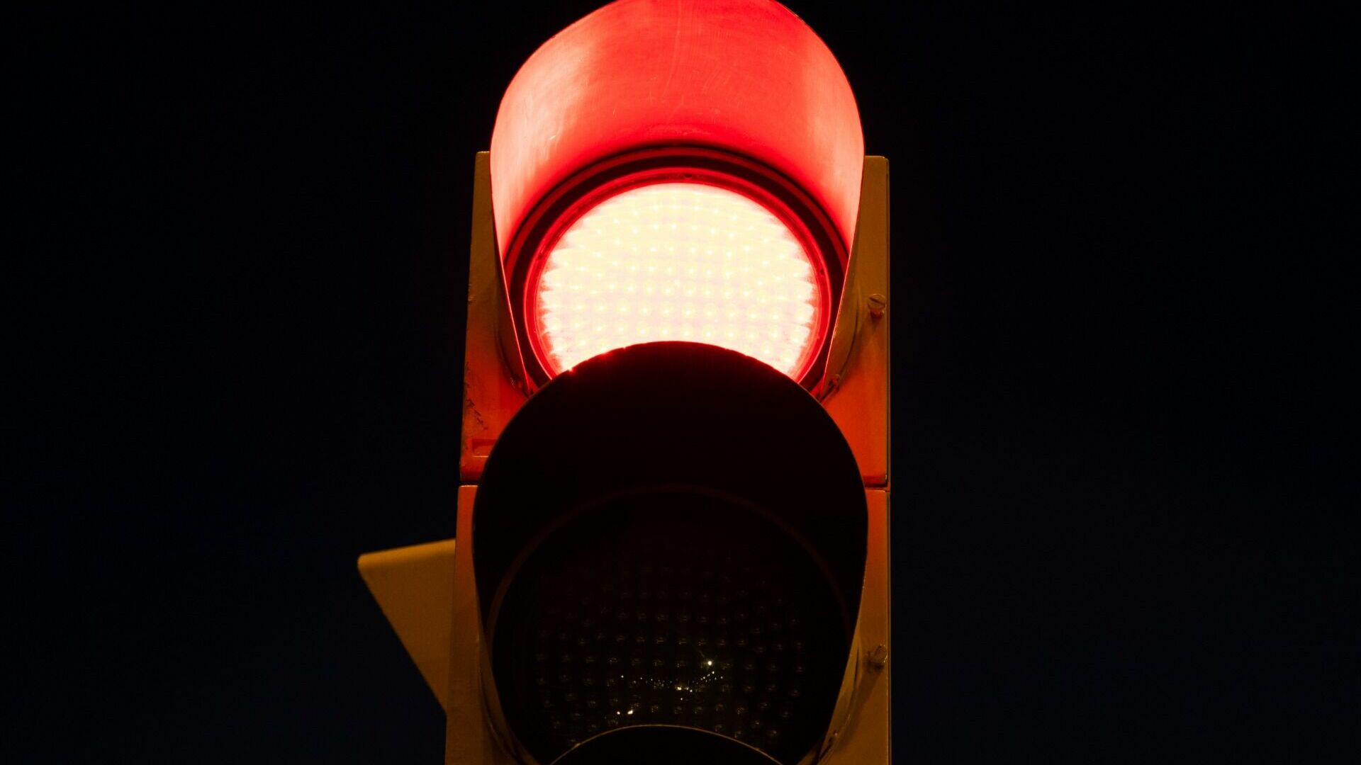 Светофор демонтируют на перекрестке улиц Слободская-Волочаевская в Хабаровске