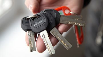 Ключи от квартиры в руках