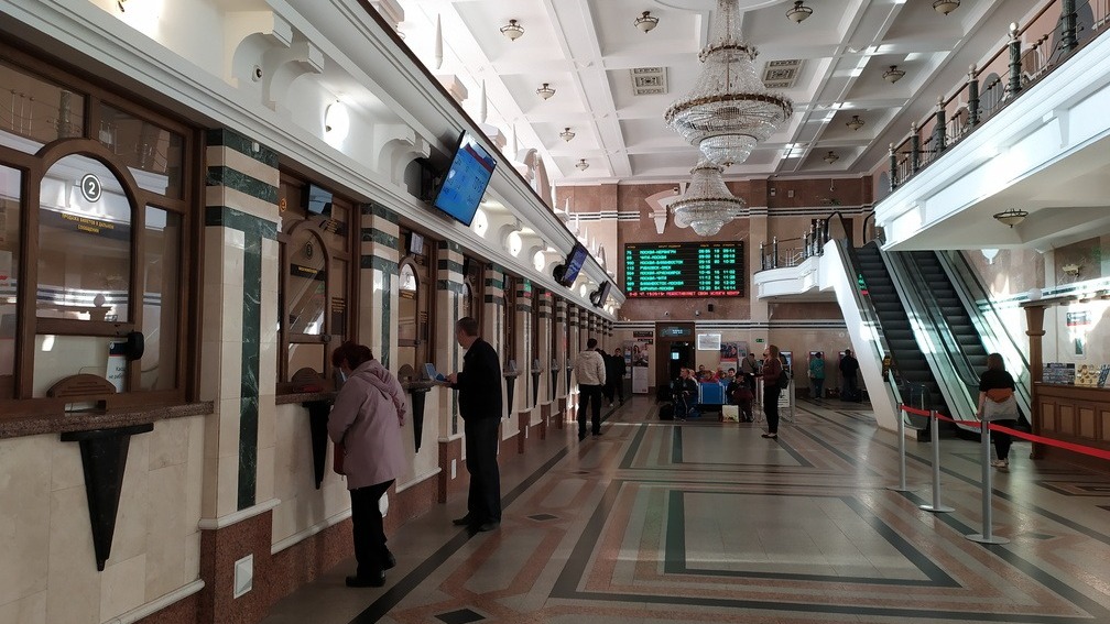 Пассажир поезда лишился телефона на читинском вокзале, бросив его на зарядной стойке
