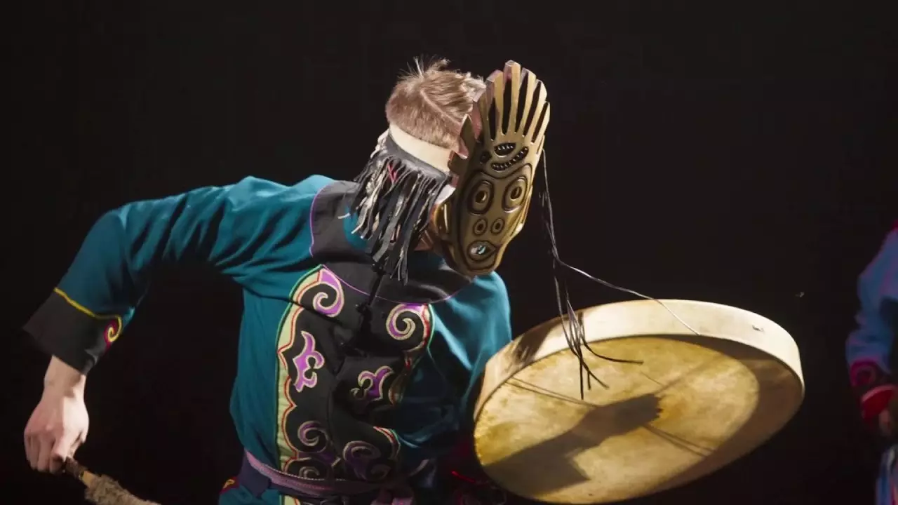 танцор в шаманской маске