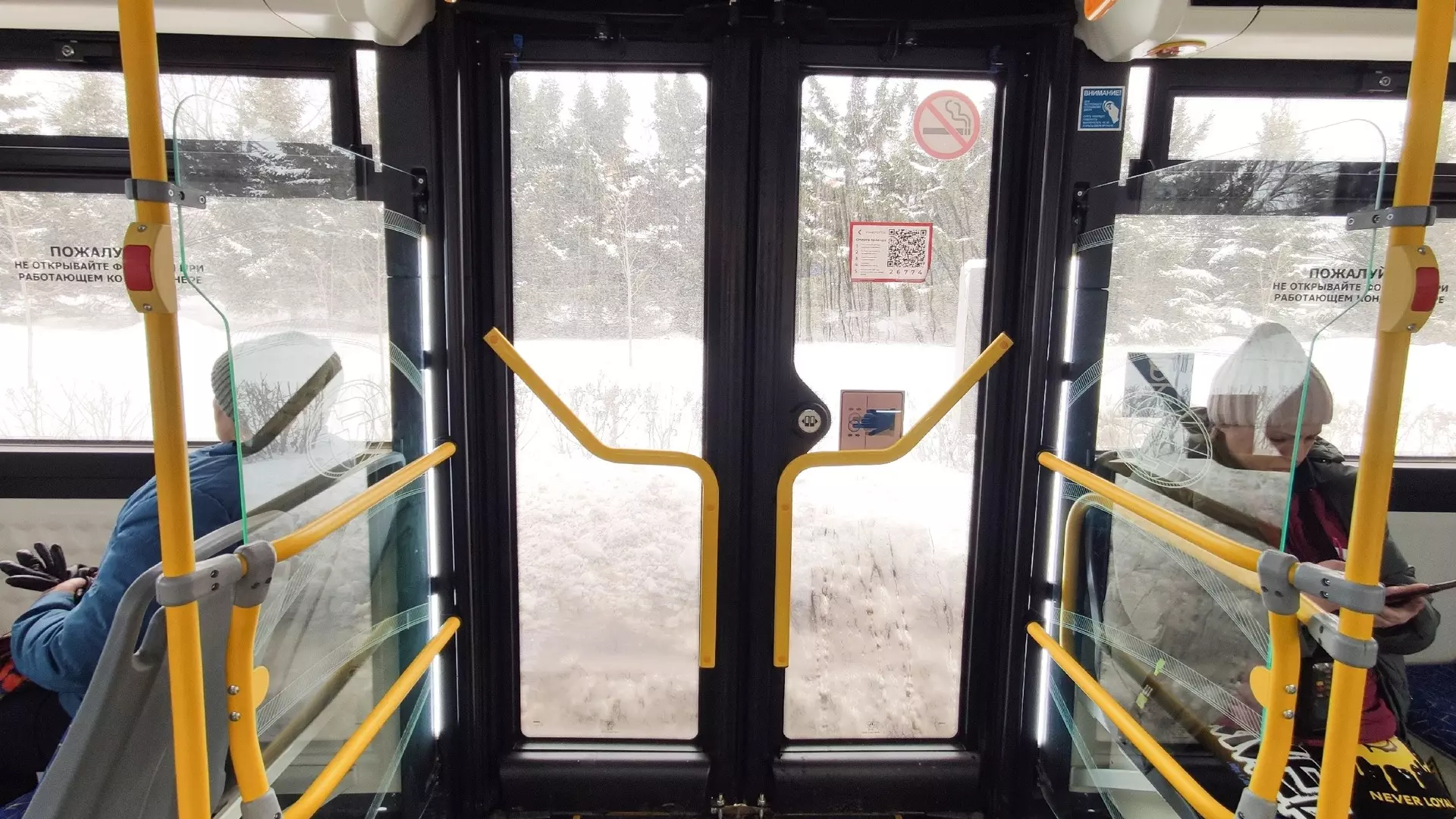 Автобусная полоса погрязла в снегу и наледи в Хабаровске